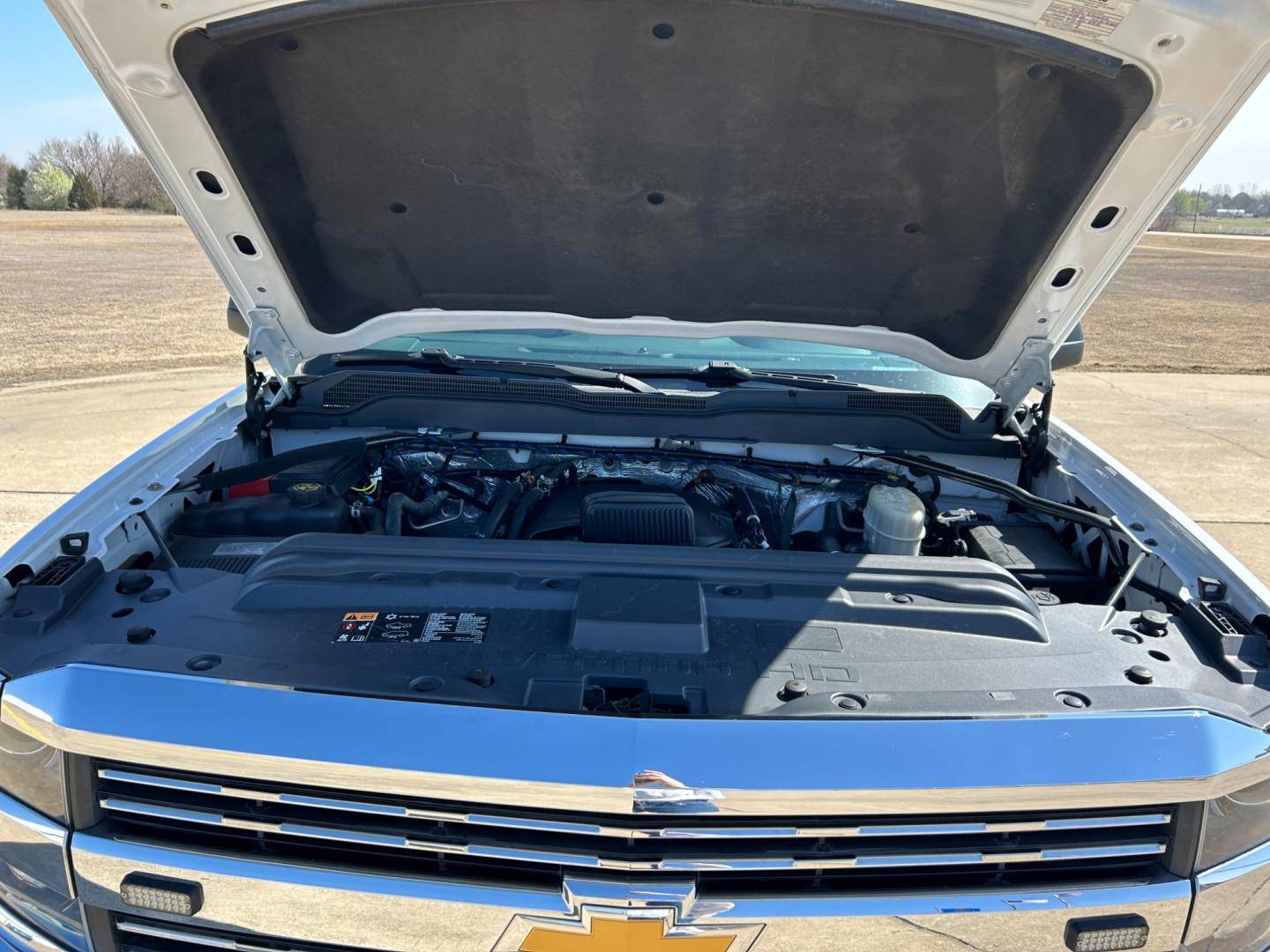 2015 White /Gray Chevrolet Silverado 2500HD Work Truck Double Cab 4WD (1GC2KUEB4FZ) with an 6.0L V8 OHV 16V CNG engine, 6A transmission, located at 17760 Hwy 62, Morris, OK, 74445, (918) 733-4887, 35.609104, -95.877060 - Photo#19